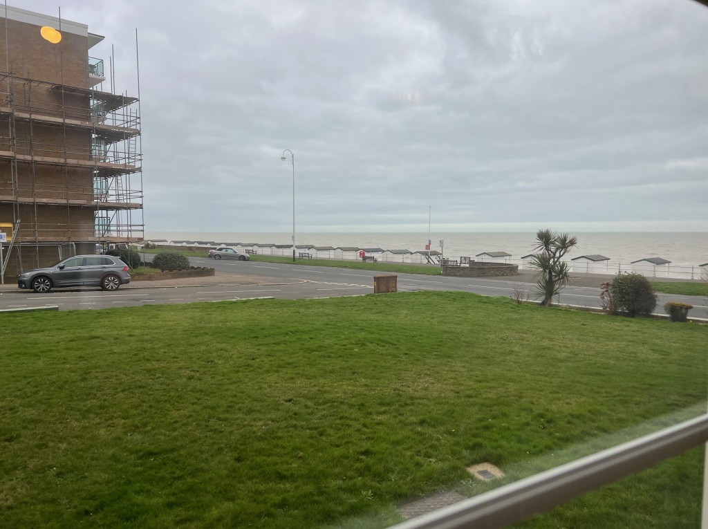 Lot: 115 - GROUND FLOOR FLAT - View of seafront from living room